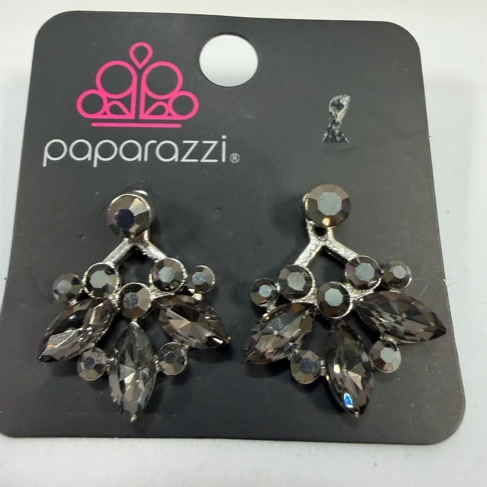 🩷5/$10🩷 Paparazzi Smoky Crystal Fan Drop Earrings - Silver Tone